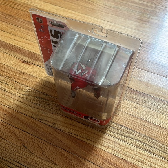 Eric Staal McFarlanes Sportspicks Figure / NHL / Carolina Hurricanes / 2007 - Picture 4 of 8